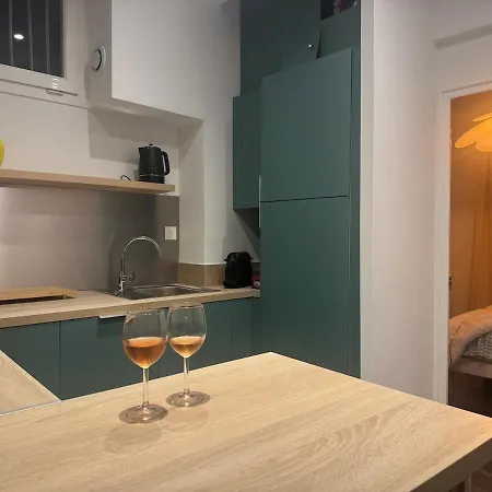 Charming, Quiet 2-room With Balcony Apartamento