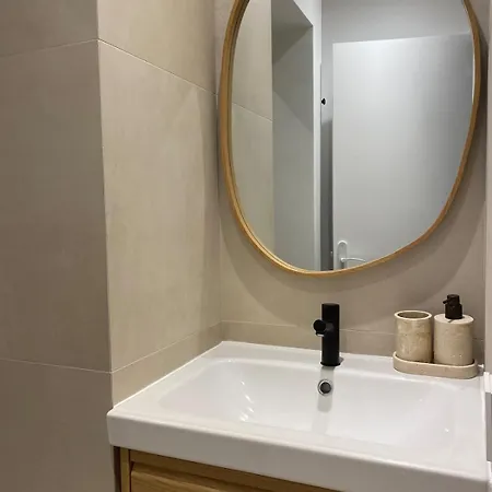 Charming, Quiet 2-room With Balcony * Cannes