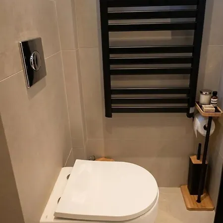 Charming, Quiet 2-room With Balcony Apartamento